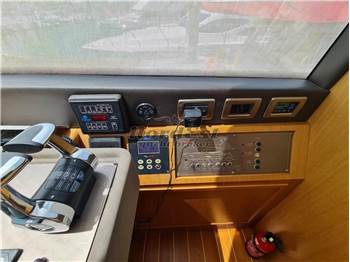 Mochi Craft Dolphin 64 Cruiser