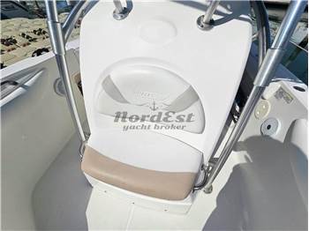 Boston Whaler 240 Outrage