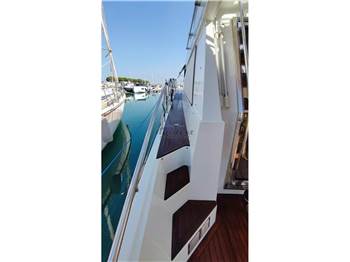 Asia Boat Builder Aquarius 55 Fly