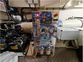 Mochi Craft Dolphin 64 Cruiser