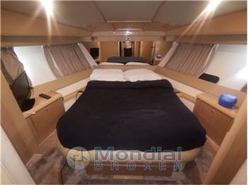 Ferretti Yachts 460