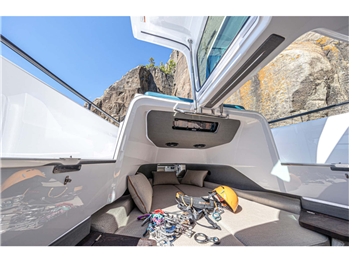 Axopar Yachts 37 XC Cross Cabin
