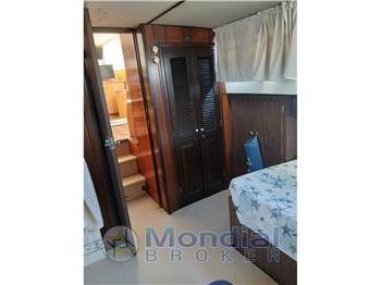 BERTRAM YACHT SALOON 37