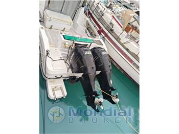 Ranieri 30 CLF Cabin line