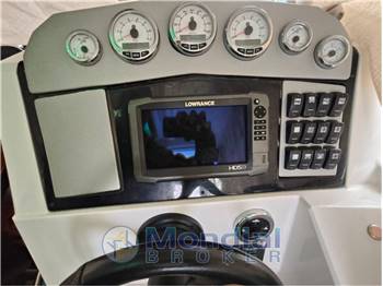 Ranieri 30 CLF Cabin line