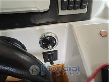 Ranieri 30 CLF Cabin line