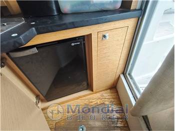 Ranieri 30 CLF Cabin line