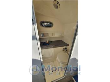 Boston Whaler Conquest 28