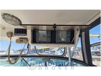 Boston Whaler Conquest 28