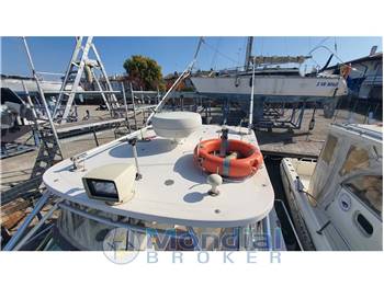 Boston Whaler Conquest 28