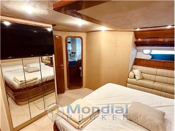 Ferretti 810