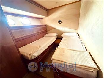 Ferretti 810