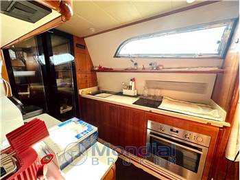 Ferretti 810