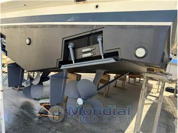 Ferretti 810
