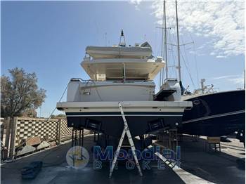 Ferretti 810
