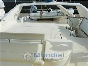 Ferretti 810