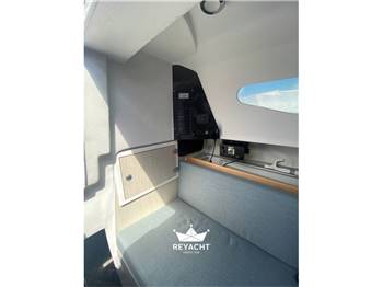 CORSAIR MARINE TRIMARANO 880