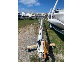 CORSAIR MARINE TRIMARANO 880