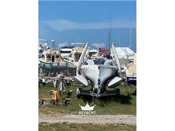 CORSAIR MARINE TRIMARANO 880