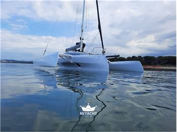 CORSAIR MARINE TRIMARANO 880