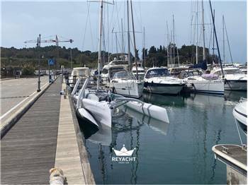 CORSAIR MARINE TRIMARANO 880