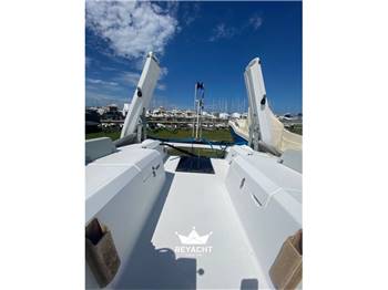 CORSAIR MARINE TRIMARANO 880