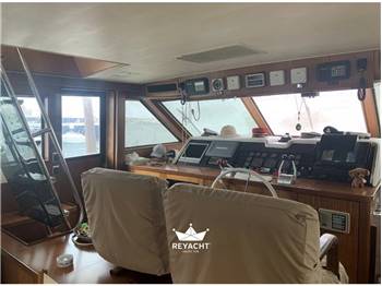 HATTERAS 67 COCKPIT