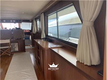 HATTERAS 67 COCKPIT