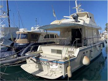 HATTERAS 67 COCKPIT