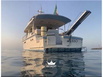 HATTERAS 67 COCKPIT
