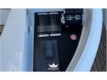 SUNSEEKER 95 YACHT