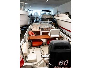 BOSTON WHALER MONTAUK 17
