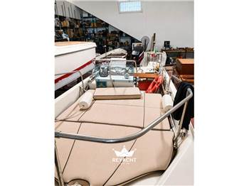 BOSTON WHALER MONTAUK 17