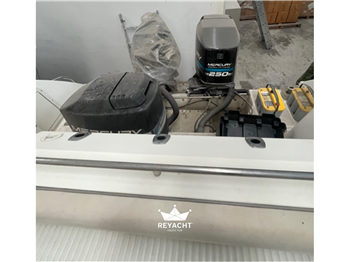 Boston Whaler Conquest 28