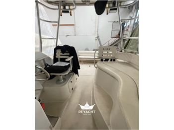 Boston Whaler Conquest 28