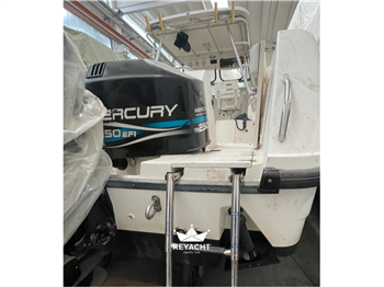 Boston Whaler Conquest 28