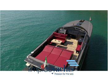 MAGNUM MARINE 53'