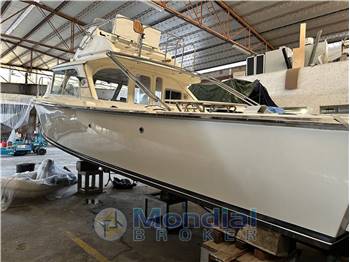 Bertram 31 flybridge Cruiser