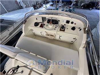 Bertram 31 flybridge Cruiser