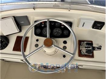 Bertram 31 flybridge Cruiser