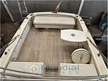 Bertram 31 flybridge Cruiser