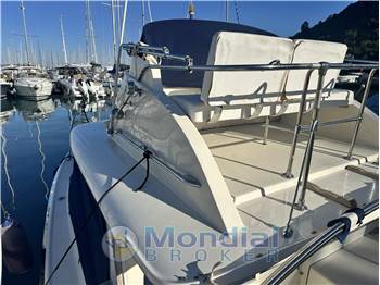 Bertram 31 flybridge Cruiser