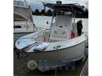 Boston Whaler Outrage 240