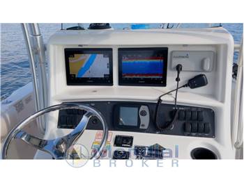 Boston Whaler Outrage 240