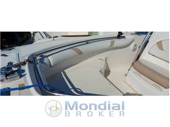 Boston Whaler Outrage 240