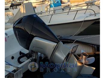 Boston Whaler Outrage 240