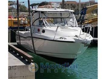 Boston Whaler Conquest 305