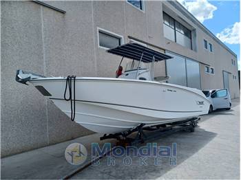 Boston Whaler Outrage 240