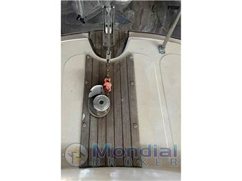 Boston Whaler REVENGE 21