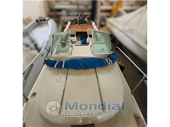 Boston Whaler REVENGE 21